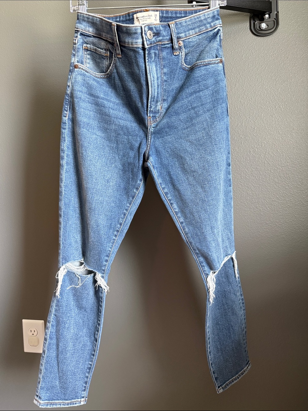 Abercrombie & Fitch Women's Skinny Jeans - Medium Blue with Knee Rips